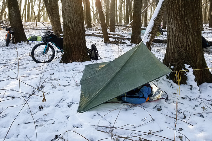 冬のバイクパッキングのキャンプサイト