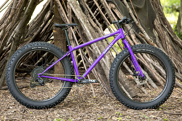紫の Surly Wednesday ファットタイヤ自転車