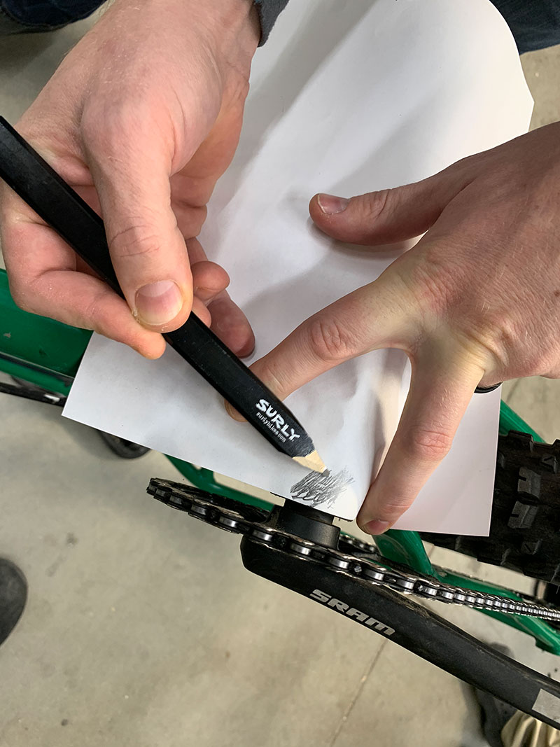 バイクのシリアルナンバー：鉛筆で擦る方法