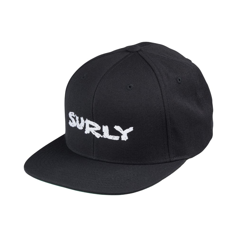 Surly ロゴ付きスナップバック帽: ブラック/ホワイト ワンサイズ