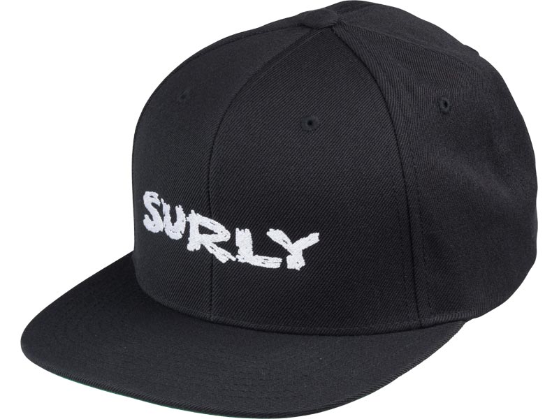 Surly ロゴ付きスナップバック帽: ブラック/ホワイト ワンサイズ